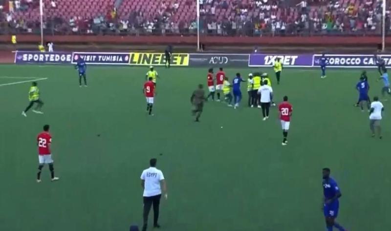 اقتحام الجماهير ملعب مباراة مصر وسيراليون