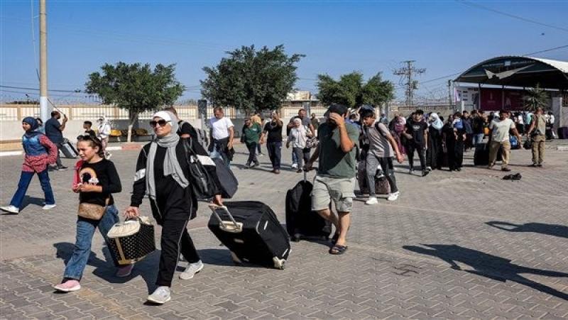 دخول حافلتين تقلان عددا من مزدوجي الجنسية من قطاع غزة