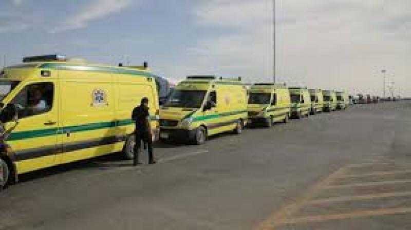 اصطفاف 80 سيارة إسعاف أمام معبر رفح لاستقبال المصابين القادمين من قطاع غزة