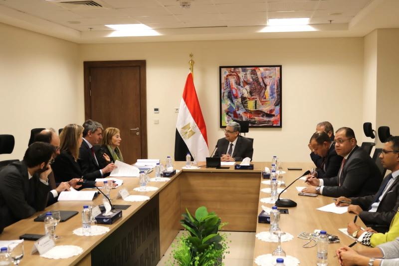 وزير الكهرباء يبحث التعاون مع نائبة رئيس بنك الإستثمار الأوروبي لمنطقة الشرق الأوسط