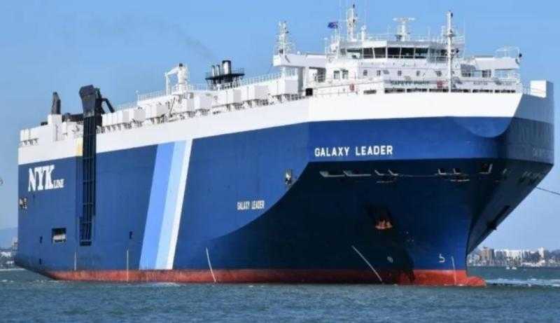 شاهد.. لحظة احتجاز السفينة الإسرائيلية في اليمن