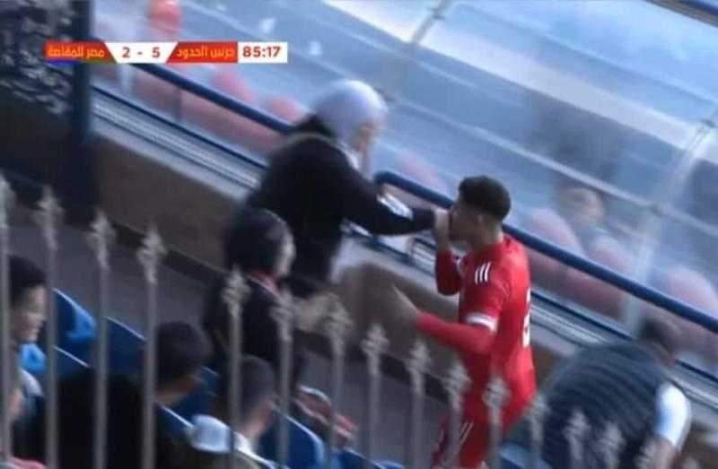 «بالزغاريد والأحضان».. شاهد بالفيديو والدة مهاجم حرس الحدود تحتفل بهدفه فى مرمى المقاصة