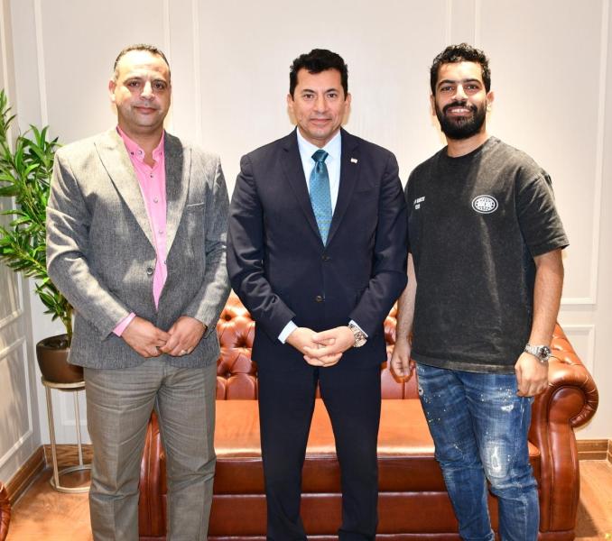 وزير الشباب والرياضة مع أسرة محمد صلاح 