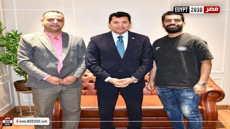 وزير الشباب والرياضة مع أسرة محمد صلاح