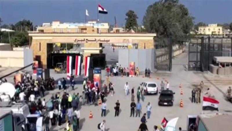 105 شاحنات تصل غزة بحمولة من «الأمل»