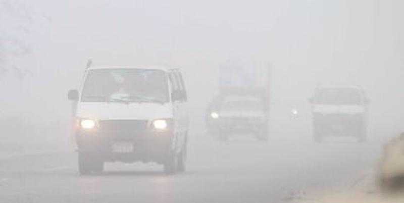 8 إرشادات هامة للقيادة الآمنة على الطرق أثناء الشبورة.. تعرف عليها