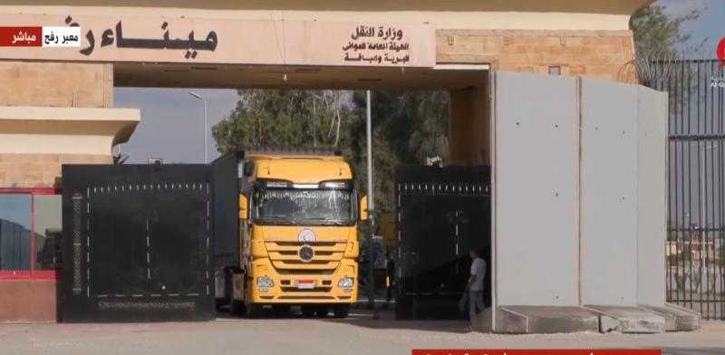 90 شاحنة مساعدات تفرغ حمولاتها في الجانب الفلسطيني من معبر رفح