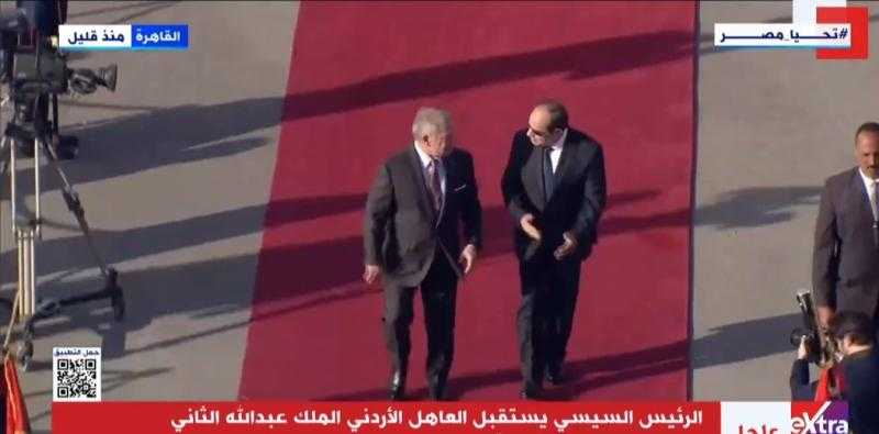 شاهد.. لحظة استقبال الرئيس السيسي لملك الأردن بمطار القاهرة
