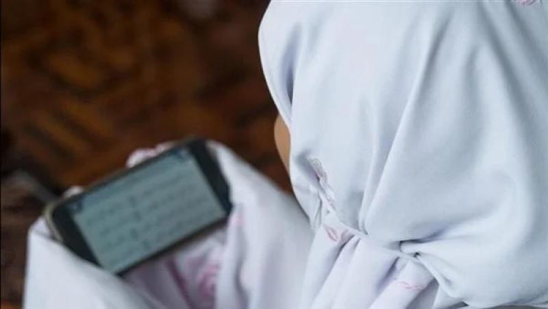 حكم قراءة القرآن للحائض من الهاتف المحمول «فيديو»