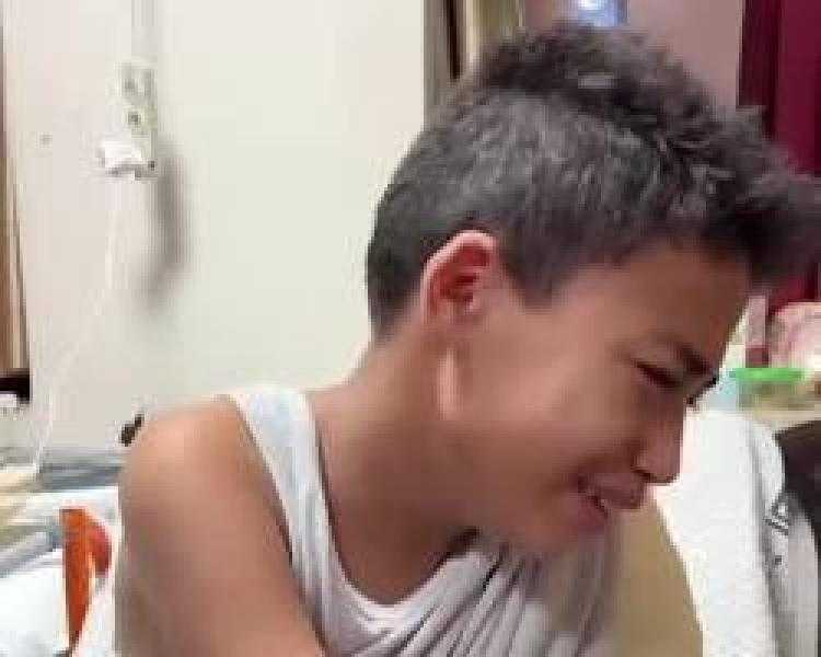 طفل فلسطيني يذرف الدموع: «بدى أمسك إيدي تاني» (فيديو)