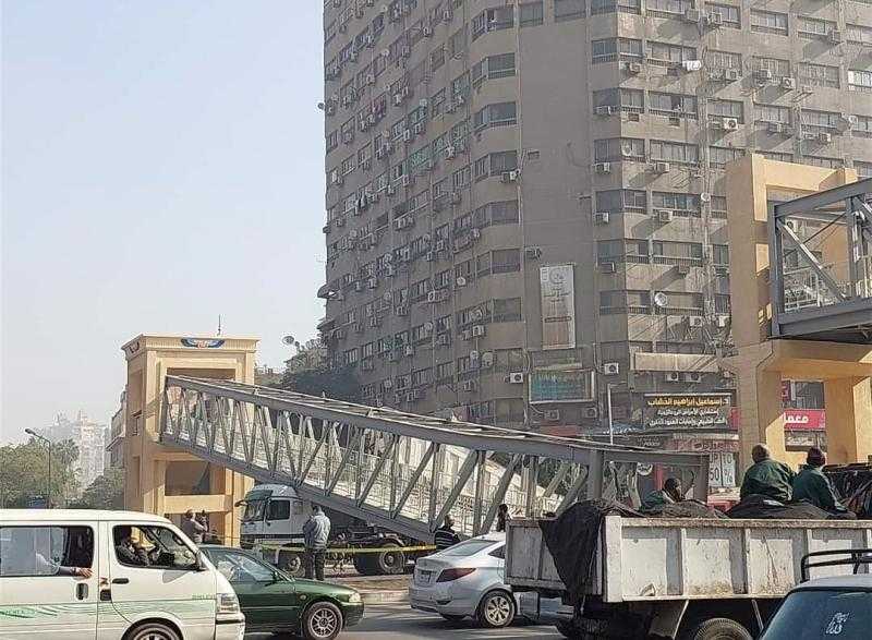 تحويلات مرورية بشارع أحمد عرابي بعد سقوط جزئي لكوبري مشاة (صور)