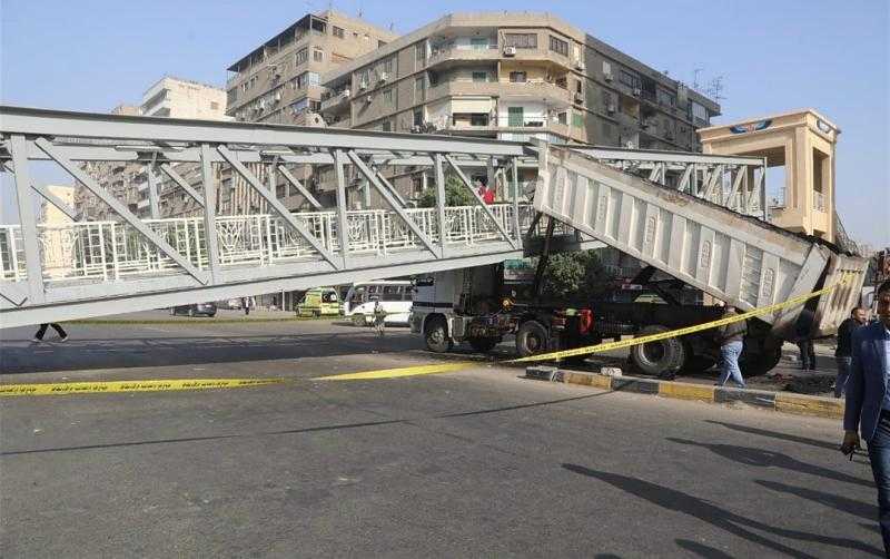 عودة الحركة المرورية لطبيعتها بعد رفع حطام كوبري مشاة شارع أحمد عرابي (صور)