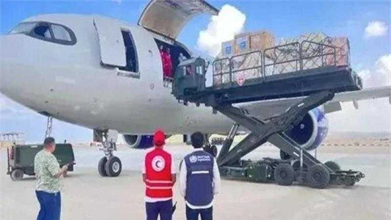 وصول طائرة مساعدات روسية إلى مطار العريش تمهيدًا لنقلها إلى غزة