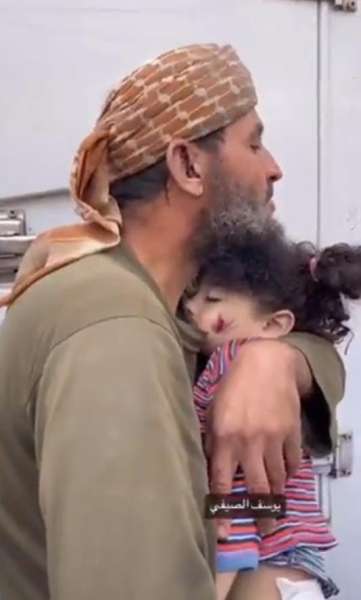 وداع أب فلسطيني لابنته