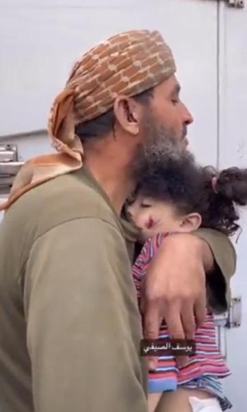 شاهد.. فيديو مؤثر لوداع أب فلسطيني لابنته بعد استشهادها في القصف الإسرائيلي
