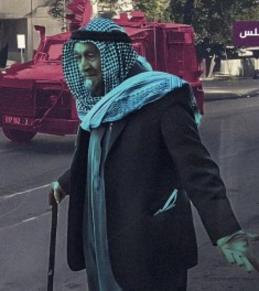بكوفيته وعكازه.. مسن فلسطيني يخرج من منزله غير آبه بانتشار قوات الاحتلال