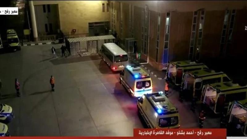 شاهد.. الصور الأولى للمحتجزين الإسرائيليين بقطاع غزة بعد وصولهم معبر رفح