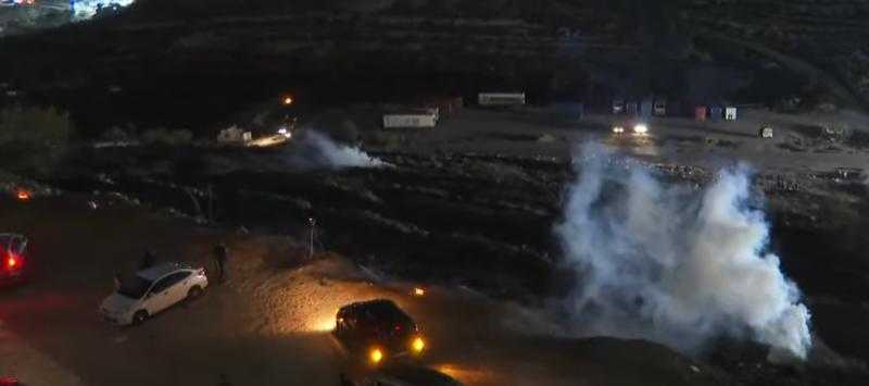 بدء الإفراج عن الأسرى الفلسطينيين وقوات الاحتلال تطلق الغاز على ذويهم
