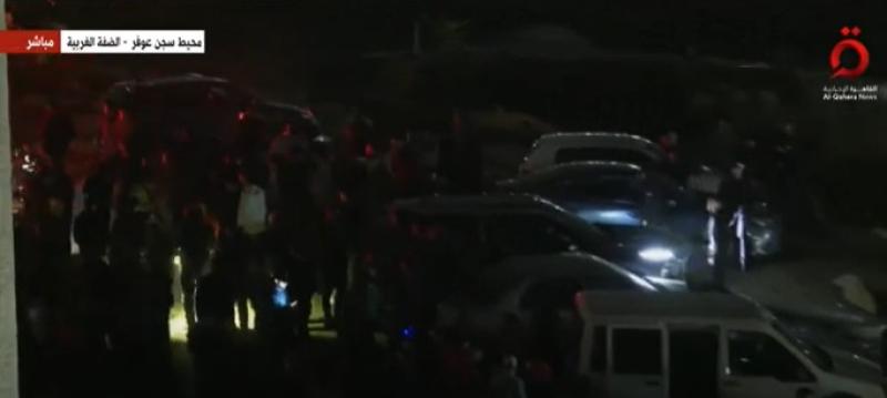 مشاهد من محيط سجن عوفر ولحظات انتظار خروج الأسرى الفلسطينيين
