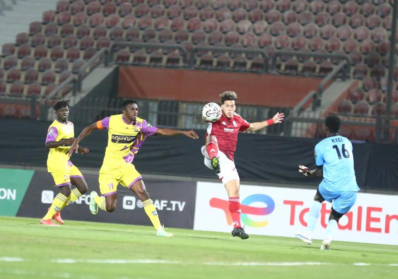 «استحواذ بلا هدف».. التعادل السلبي يحسم الشوط بين الأهلي وميدياما