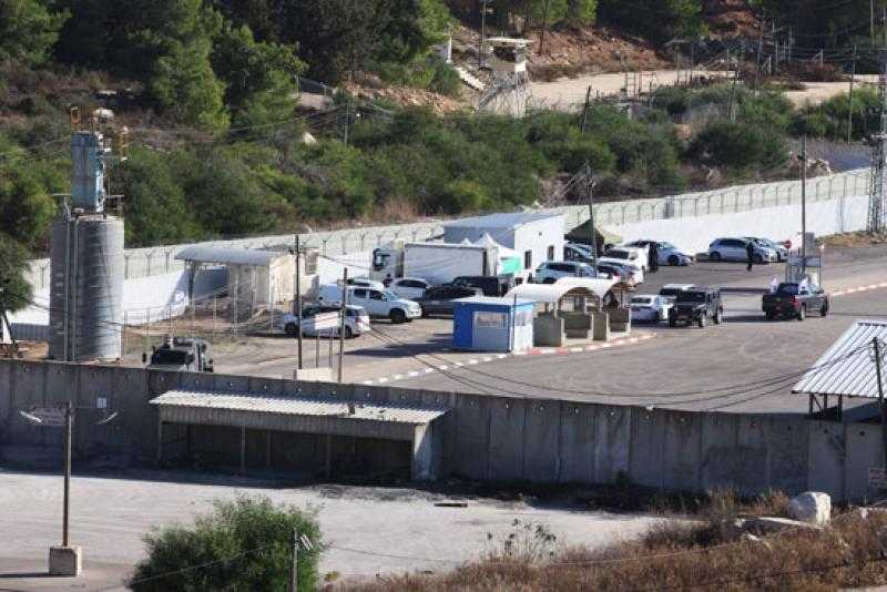الوفد الأمني المصري يتابع تسليم الأسرى الفلسطينيين بمنطقة سجن عوفر