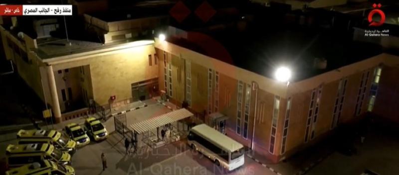 شاهد.. لحظة عبور 13 إسرائيليا وعدد من التايلانديين من المحتجزين لدى حماس معبر رفح