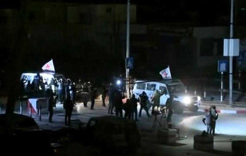 مسؤول إسرائيلي يكشف سبب إطلاق سراح المحتجزين على دفعات اليوم