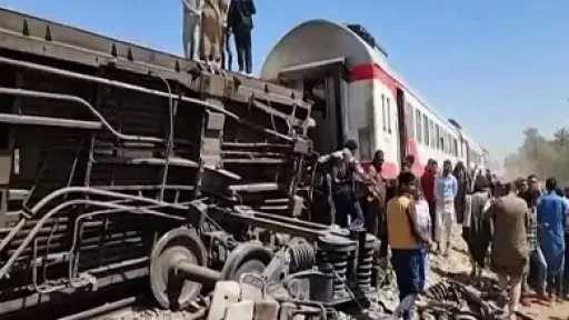 انقلاب عربة من قطار طنطا - كفر الشيخ... انقلاب عربة من قطار طنطا - كفر الشيخ بمحطة محلة روح فى طنطا