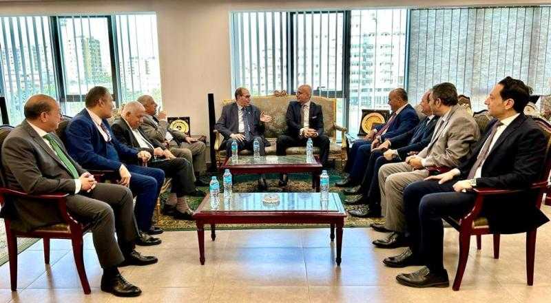 رئيس هيئة النيابة الإدارية يزور رئيس جامعة عين شمس لتهنئته بتوليه المنصب