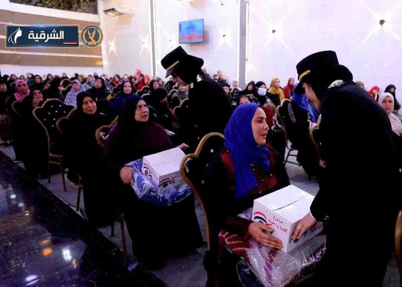 الداخلية تقوم بتوزيع المساعدات على السيدات خاصة المرأة المعيلة
