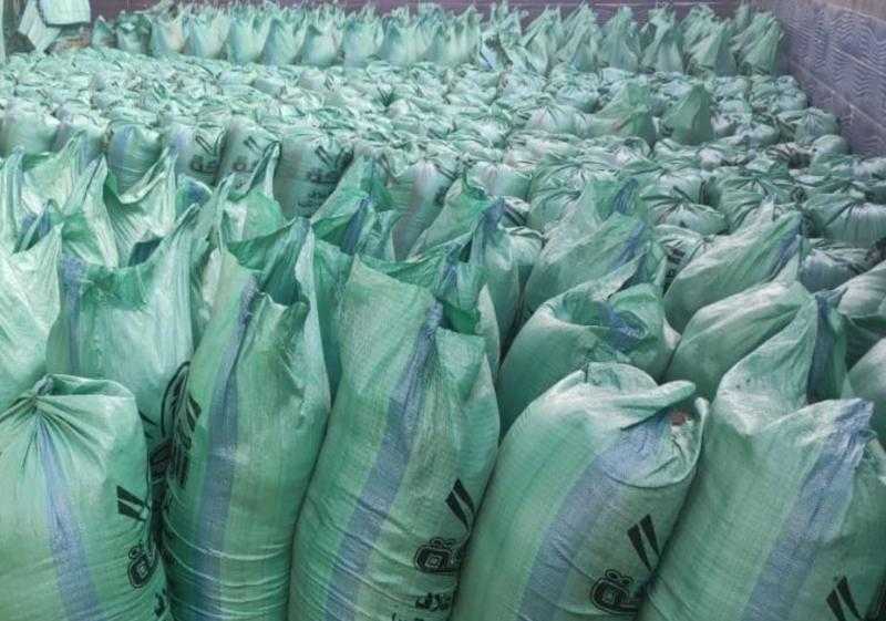 ضبط 50 طن أعلاف حيوانية مغشوشة داخل مصنع في الصف