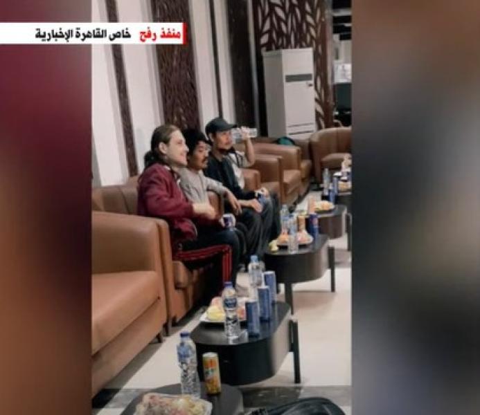 تحرك الشاحنة التي تنقل المحتجزين التايلانديين والروسي لتسليمهم للجانب الإسرائيلي