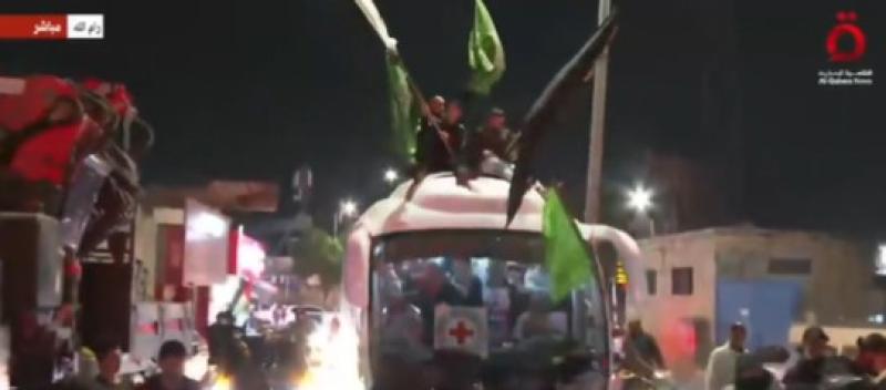 لقطات حية لوصول الأسرى الفلسطينيين المحررين إلى رام الله.. «فيديو»