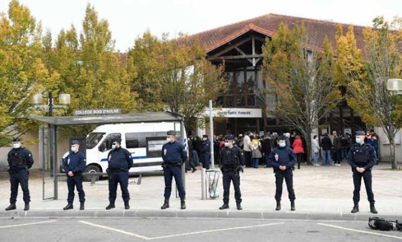 بدء محاكمة 6 قصر في باريس لضلوعهم بقتل مدرس وقطع رأسه