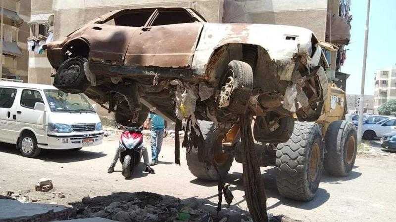 رفع 49 سيارة ودراجة نارية قديمة من الشوارع والميادين