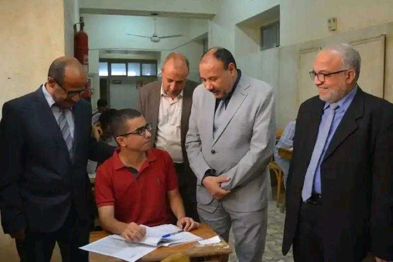 نائب رئيس جامعة الأزهر يتفقد امتحانات الفرقة النهائية بكلية طب الأزهر بأسيوط