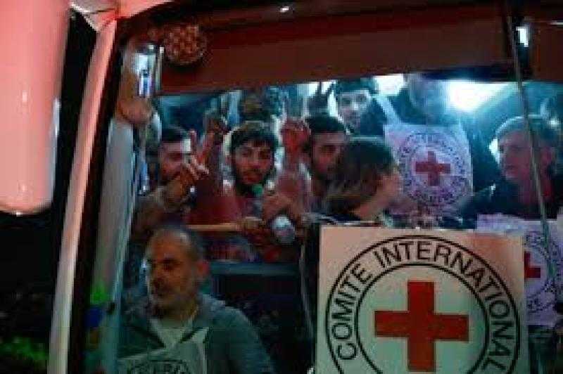 بدء تسليم الدفعة الرابعة من المحتجزين في غزة إلى الصليب الأحمر