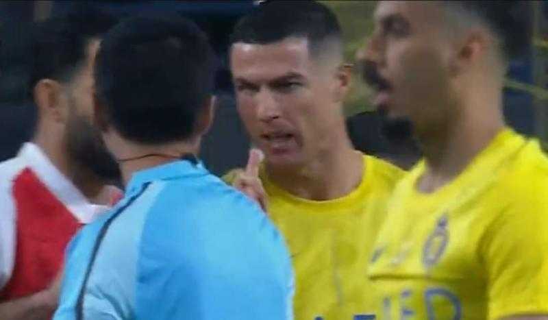 «في لفتة أخلاقية».. رونالدو يلغي ركلة جزاء غير صحيحة للنصر
