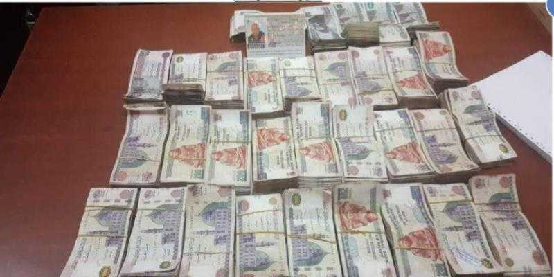 مخبأة داخل جيب سري.. الأمن يحبط محاولة تهريب أموال خارج البلاد