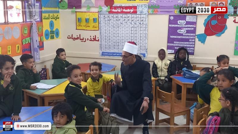 رئيس منطقة القاهرة الأزهرية يداعب الطلاب