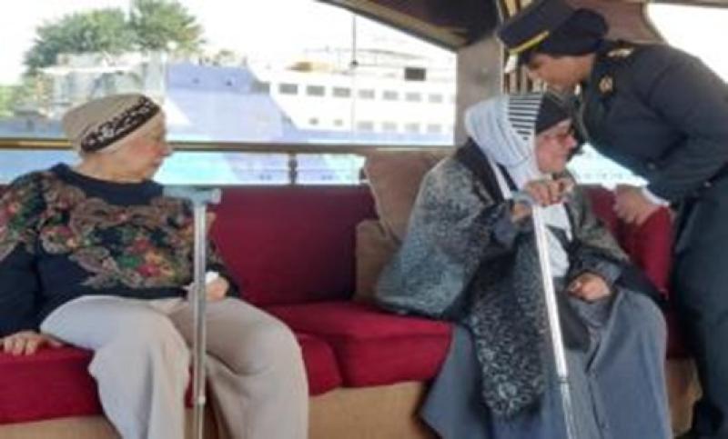 صورة رجال الشرطة مع المسنين 
