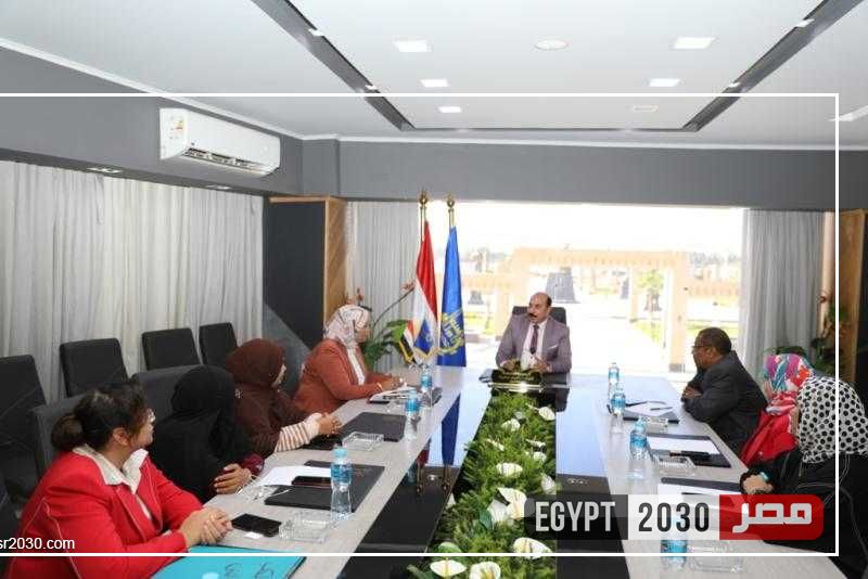 محافظ أسوان يبحث مستويات الأداء داخل مكاتب وإدارات الديوان العام