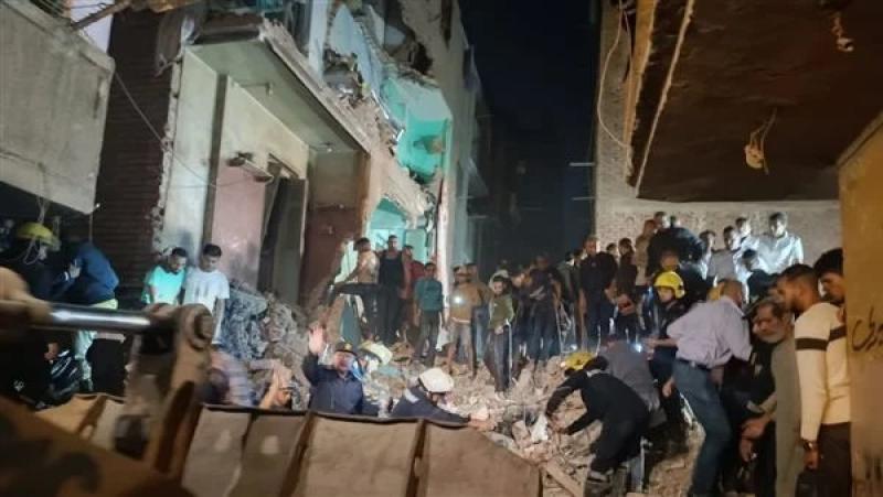 انهيار عقار واستخراج صغير من أسفله في بولاق أبو العلا