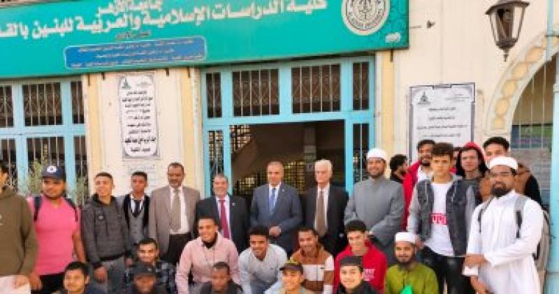على جانب المعرض