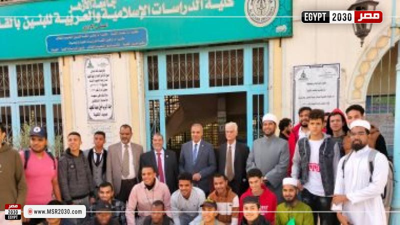 على جانب المعرض