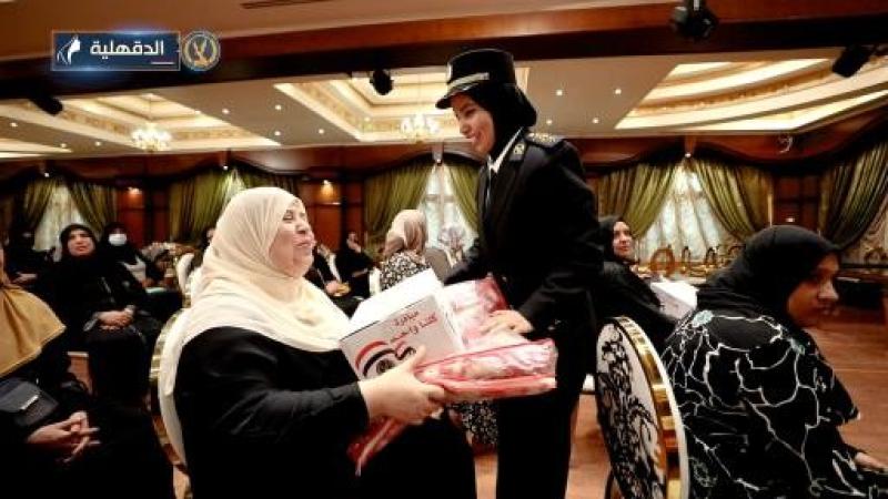 الداخلية توزع مساعدات عينية على السيدات والمرأة المعيلة