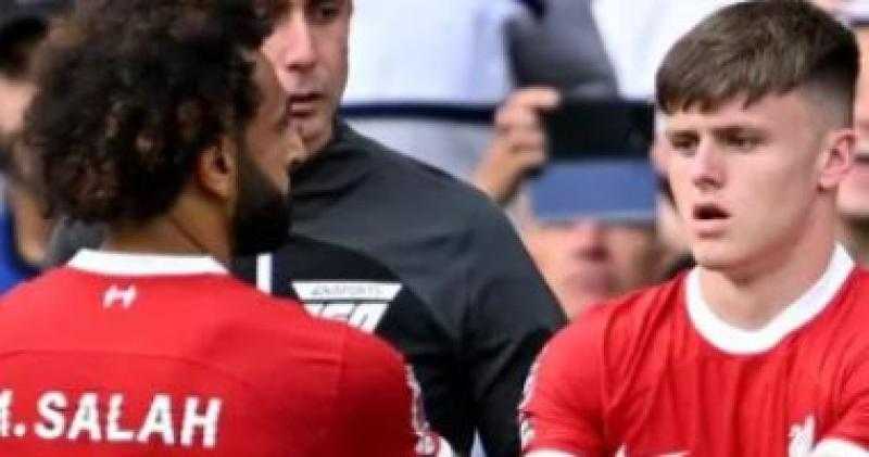 لاعب ليفربول الشاب يتحدث عن دور محمد صلاح ونصائحه المستمرة