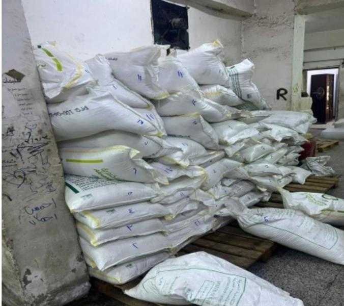 ضبط 3 أطنان سكر داخل مصنع بدون ترخيص في السلام