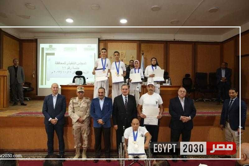 محافظ كفرالشيخ يكرم 30 شخصا لتميزهم في عملهم