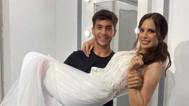 <<في حضن ابنها>> أول رد من آمال ماهر على أنباء زواجها بثري عربي